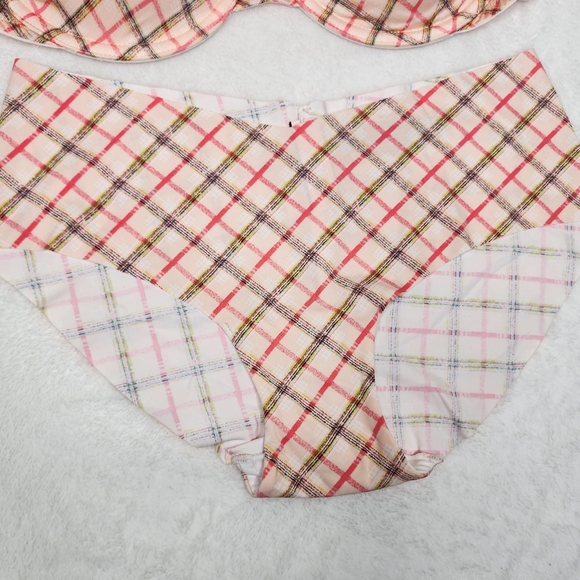 Victoria's Secret Pink Plaid Seamless No Show Hiphugger Panty Size Medium - Picture 1 of 2